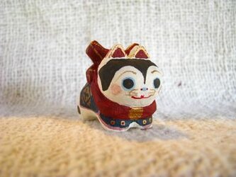 小さな小さな犬張り子(木彫り)の画像