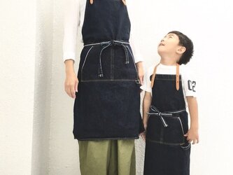 【親子コーデ子供用】バイオウォッシュ14.7ozセルビッチデニムと極厚オイルヌメのエプロン【インディゴ】の画像
