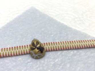 雫型 出目金の小さな帯留めの画像