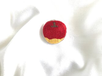林檎刺繍のブローチの画像