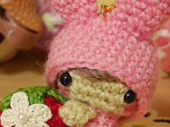 【受注制作】うさ耳帽子のベビーちゃん・イチゴ抱っこ・ピンク（S）／ボールチェーンの画像