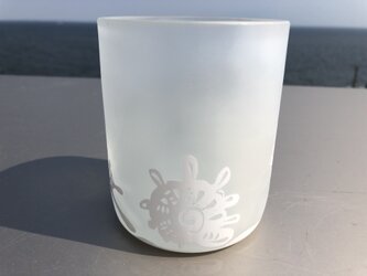 白い砂浜の貝殻拾いグラスの画像