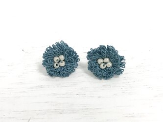 flower ピアス／イヤリング C  - セルリアンブルー × オフホワイトの画像