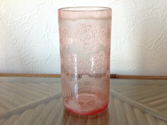 ピンクのレース模様ビールグラスの画像