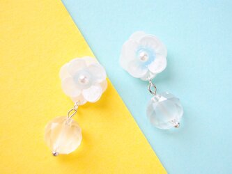 小花とドロップガラスのイヤリング／ ピアスの画像