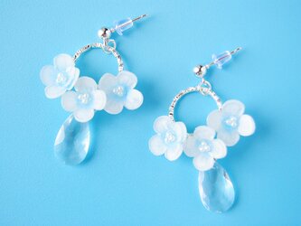 白花と雫 イヤリングの画像
