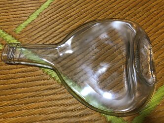 マテウスの瓶を溶かして作ったお皿の画像