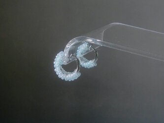 ペールブルー／ガラスの編みくるみイヤリング (ピアス)の画像