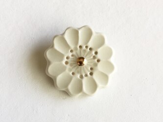 陶ブローチ 白い花の画像