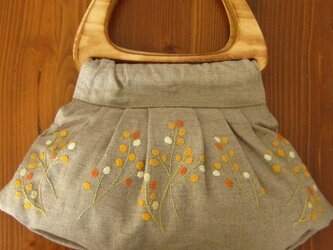 木の持ち手の手刺繍バッグの画像