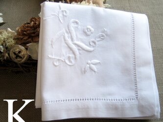 Aging手刺繍イニシャルハンカチ　ホワイトKの画像