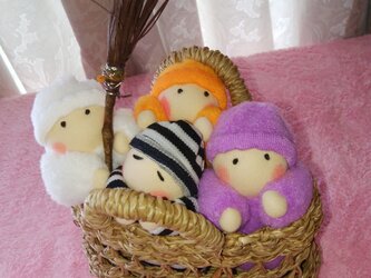 赤ちゃん人形4個（かごバッグ付き）送料無料の画像