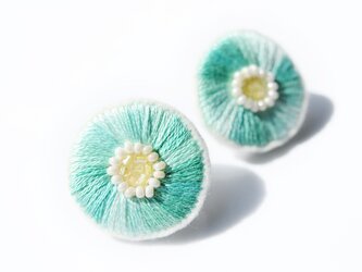 ＜Stella " Sis " ～遊び好きの星～＞刺繍イヤリング◎ミントグリーン◎エメラルドの画像
