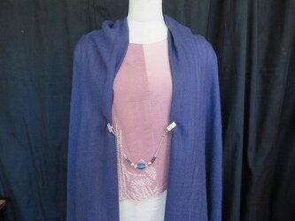 深海色の天然石が映えるカーディガンクリップの画像