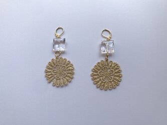 【FR】クリスタルビーズとレースのピアスの画像