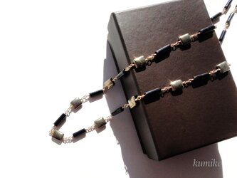 ブラックオニキスとパイライトのネックレスです（約７０ｃｍ）の画像