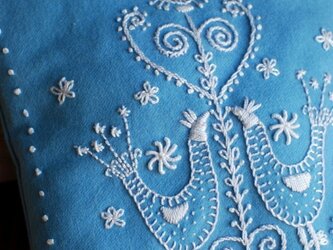 鳥の柄のスウェーデン刺繍のクッション〈ウール/ブルー〉の画像