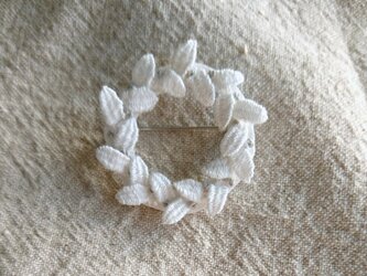 〈受注製作〉刺繍ブローチ white wreathの画像