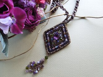 ビーズ刺繍のネックレスの画像