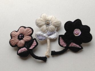 花の刺繍ブローチ（B）の画像