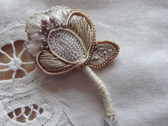 花の刺繍ブローチ（D）の画像