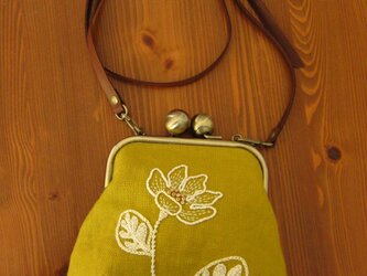 手刺繍おお玉がま口・ポシェット（白い花）の画像