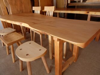 栃のダイニングテーブルの画像