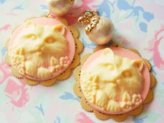 CATS❤猫のカメオのピアス（サーモンピンク）の画像