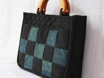 ☆チャリティセール☆　紬の格子柄パッチワーク 　木製ハンドルのバッグ（黒）の画像