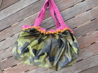 編み作家の作る一枚布バッグ【カモフラグリーン】の画像