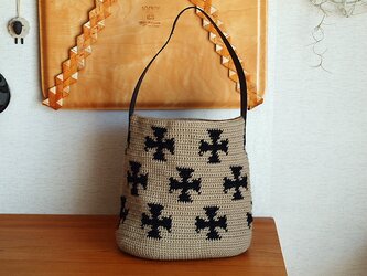 WOOL!十字柄のワンハンドルオーバルトート*レザーハンドル*黒×ベージュの画像
