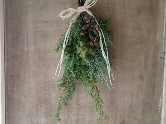 フレッシュグリーンのクリスマススワッグの画像