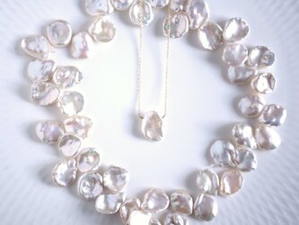高品質の照り★花びら真珠とエメラルドのネックレス　～Pavlaの画像