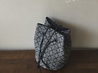 bag[手織りオーバーショット織  巾着バッグ]グレー×ブラックの画像