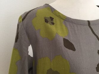 起毛綾織コットンプリント花柄(グレー系)のプレーンワンピースM~Lの画像