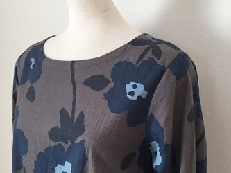 起毛綾織コットンプリント花柄(ブルーグレー系)のプレーンワンピースM~Lの画像