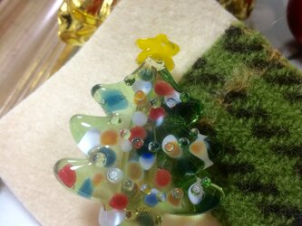 ガラスのクリスマスツリーブローチの画像