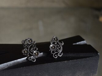 arabesque and flowers earringsの画像