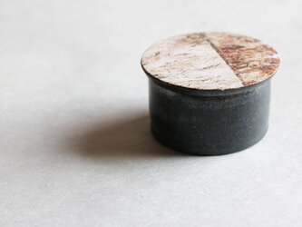 土模様のハコ（黒釉）(Ｍサイズ)の画像