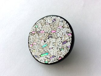 白のピンブローチの画像