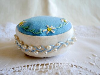マーガレットの刺繍のピンクッションの画像
