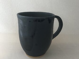 黒マットに織部釉のマグカップの画像