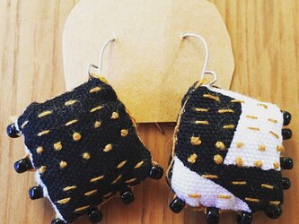 チクチク刺し子とビーズのピアスの画像