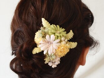 染め花・タンポポとモドキのクリップ付コサージュの画像