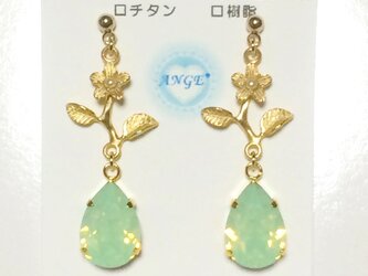 ☆スワロフスキーボタニカルピアス★クリソライトオパールの画像