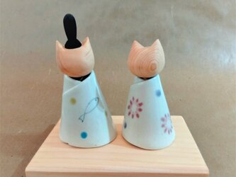 木と陶器でできた　ネコ雛人形　小　の画像