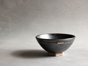 黒釉飯碗（変七角高台）（大）の画像