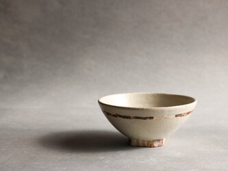 白釉飯碗（変七角高台）（中）の画像