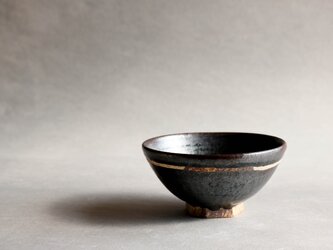 黒釉飯碗（変七角高台）（中）の画像