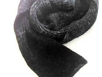 シンプルなニットマフラー：黒、灰色、メリノウールの画像
